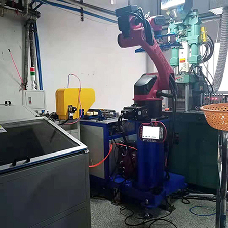 kozmetik tüp enjeksiyon kafası uzmanı --- kırmızı robot